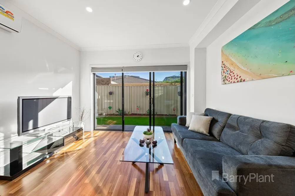 114 George Street, St Albans – Unit 2 · Living