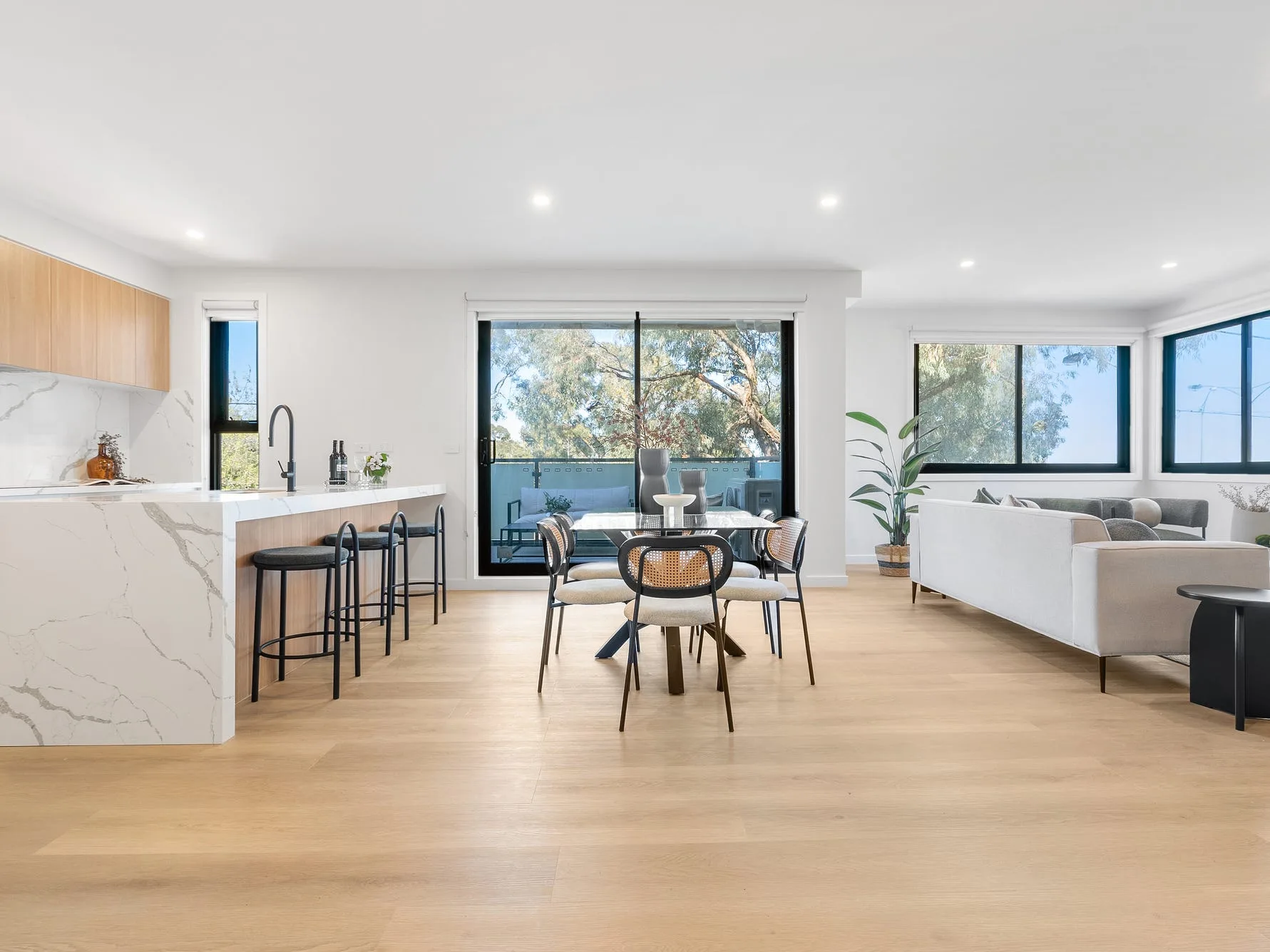 5-7 Montgomery Place, Bulleen – Unit 1 · Kitchen and dining