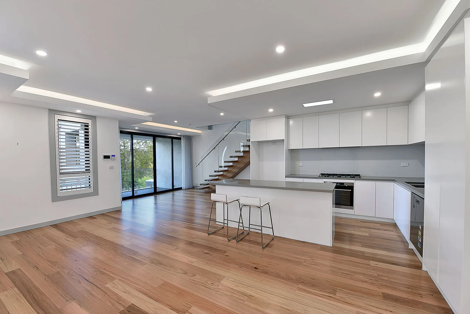12 Michael Court, Niddrie – Unit 1 · Kitchen and living