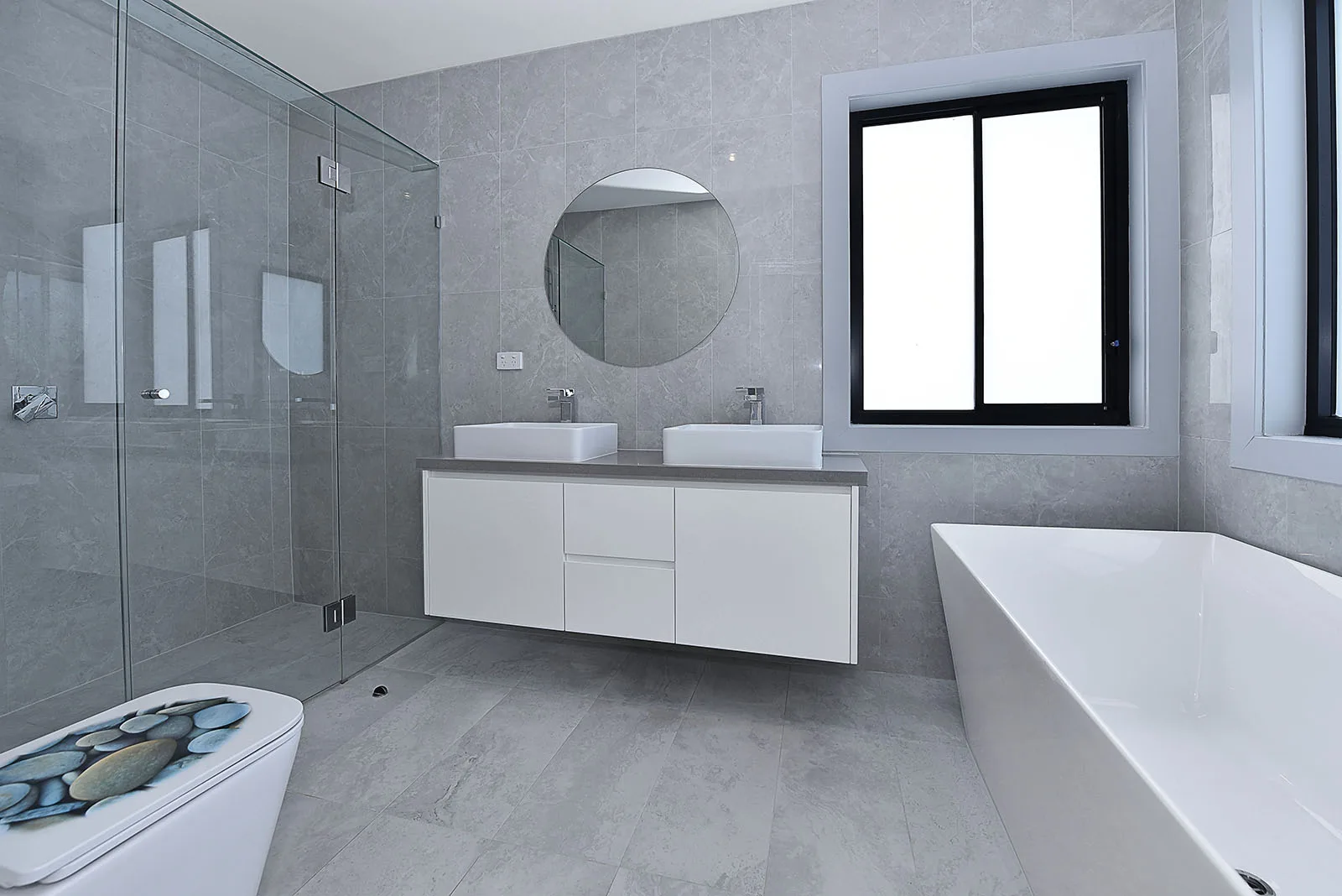 12 Michael Court, Niddrie – Unit 1 · Bathroom